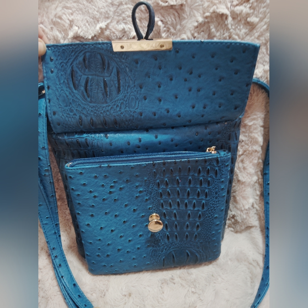 NWOT!! Beautiful Blue, Alligator/Ostrich, Textured Women's Crossbody - Picture 4 of 9